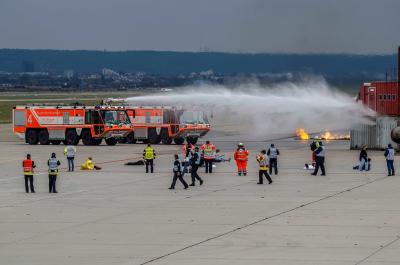 Flughafen Stuttgart: ICAO-Notfalluebung von Flughafenfeuerwehr und externen Kraeften erfolgreich verlaufen